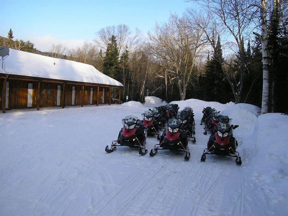 Motel Ours Bleu Lac-Saguay Kültér fotó