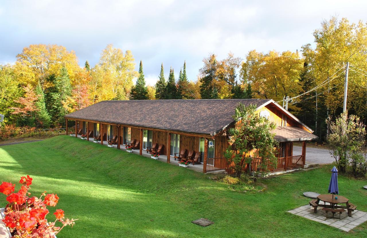 Motel Ours Bleu Lac-Saguay Kültér fotó