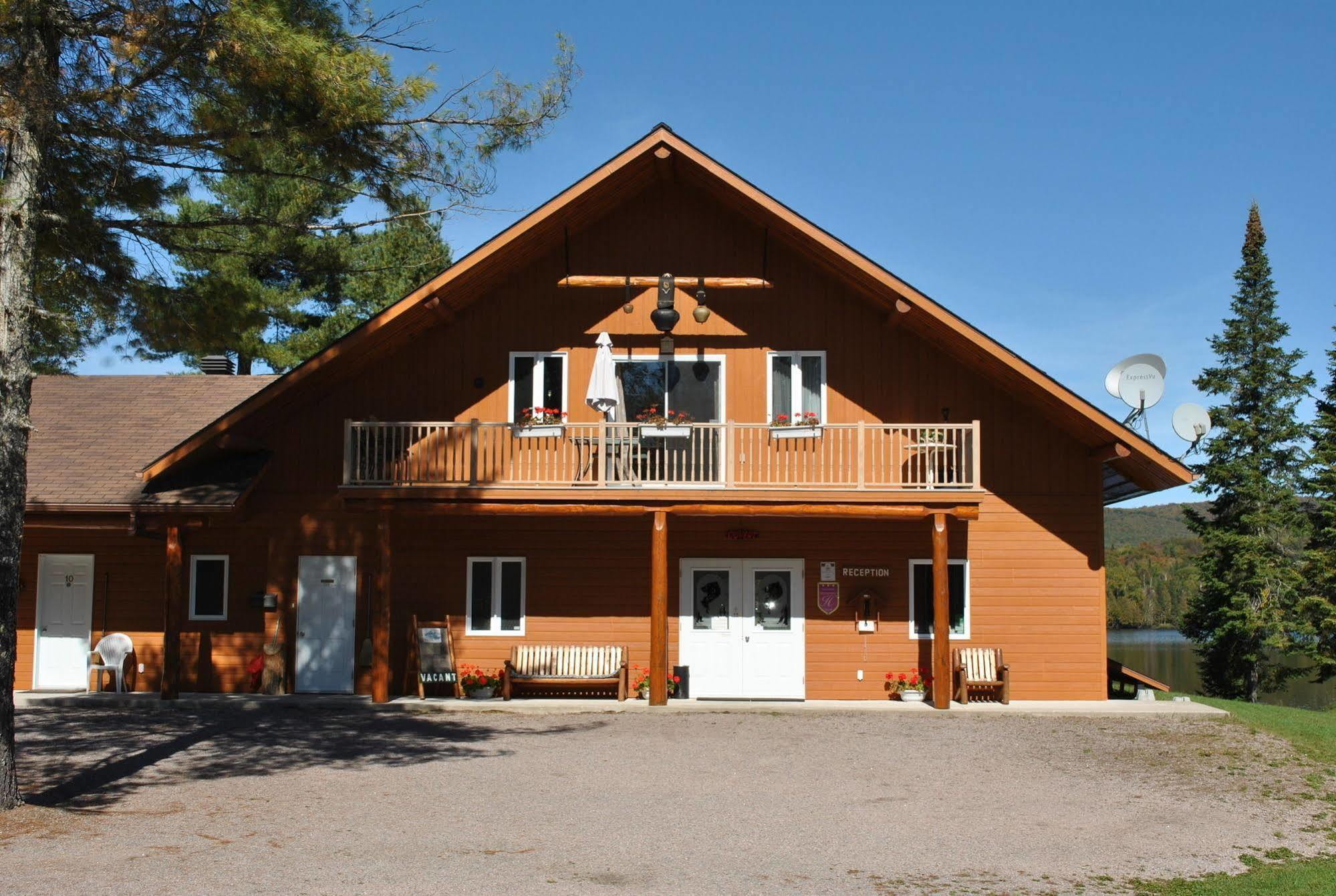 Motel Ours Bleu Lac-Saguay Kültér fotó