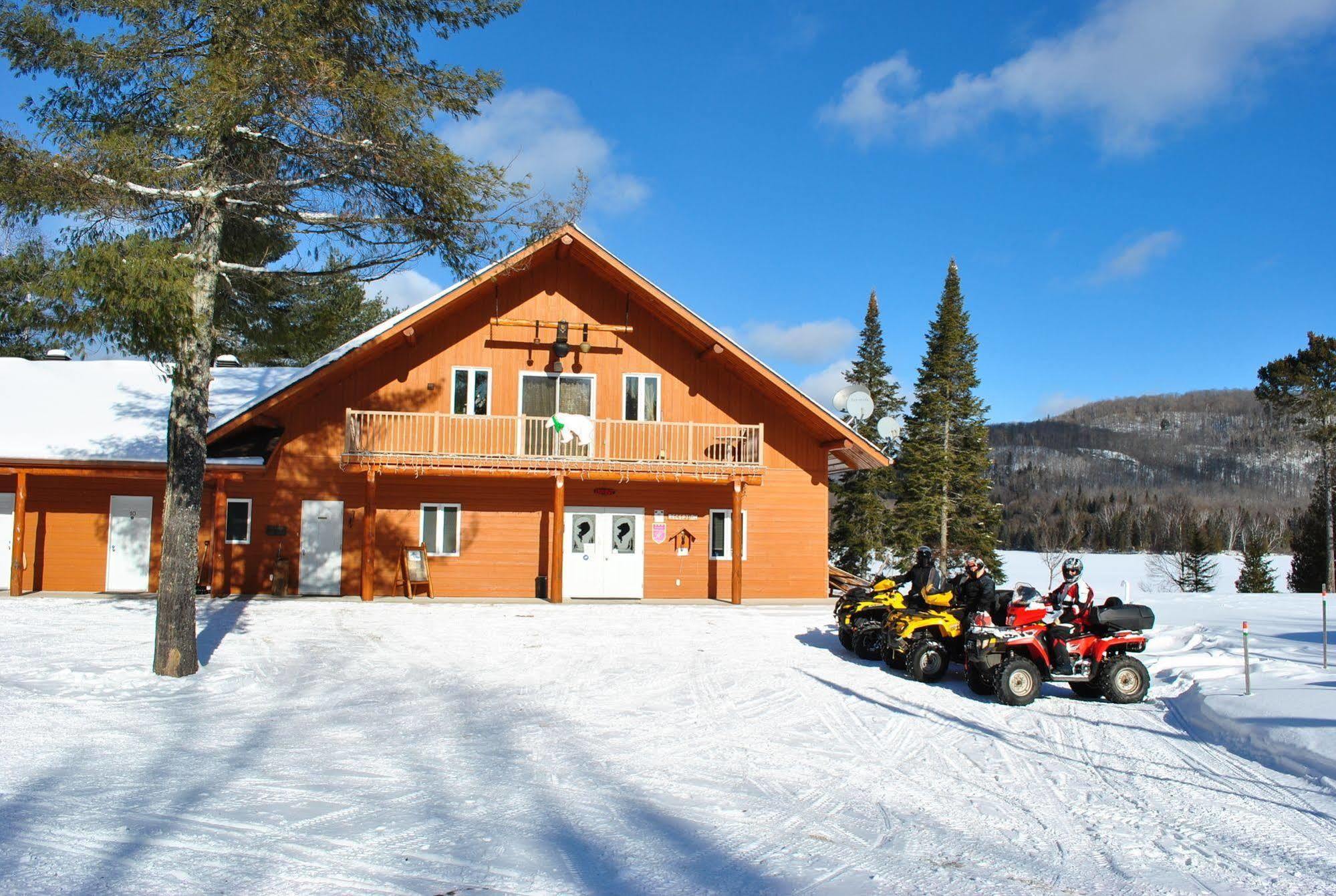 Motel Ours Bleu Lac-Saguay Kültér fotó