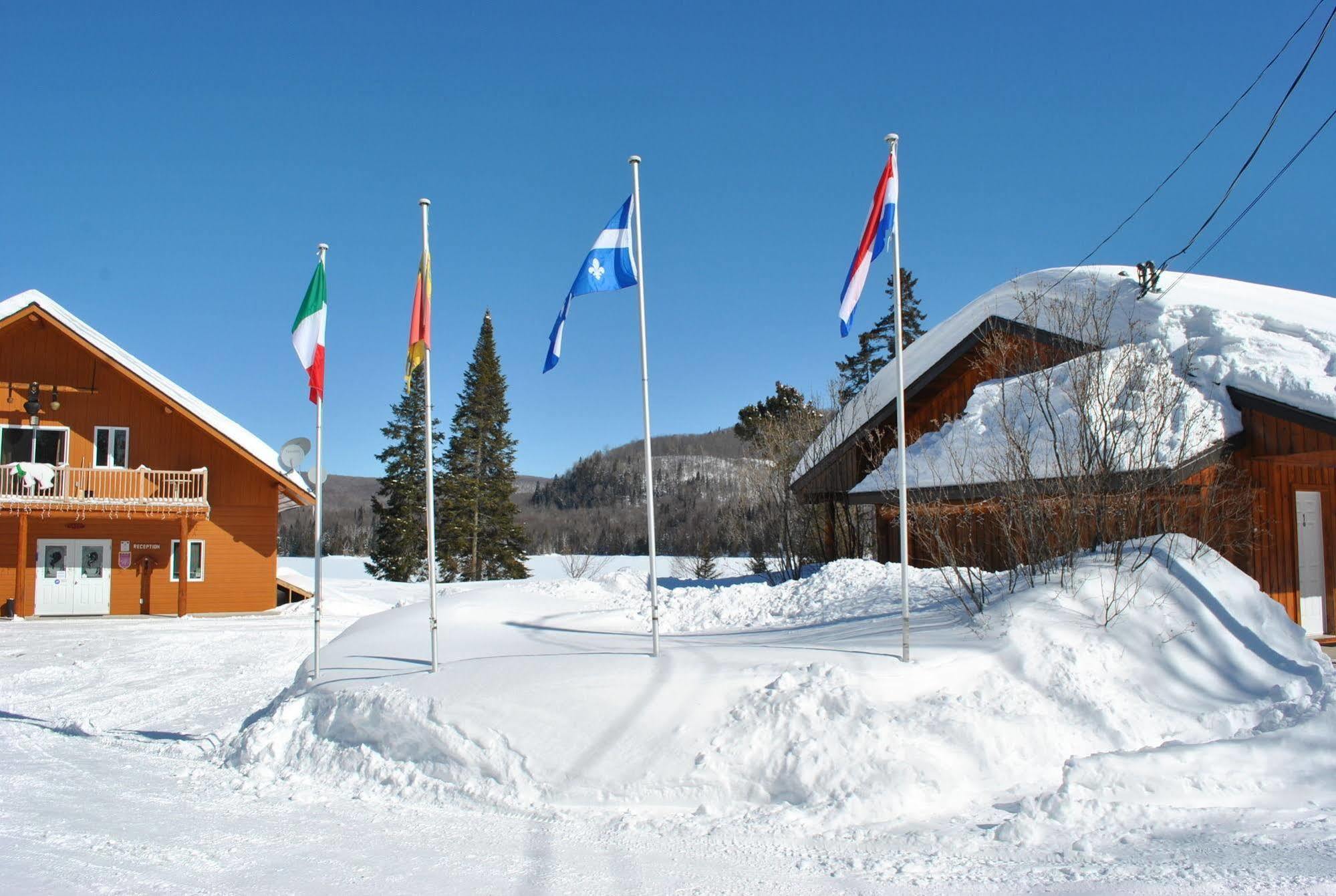 Motel Ours Bleu Lac-Saguay Kültér fotó