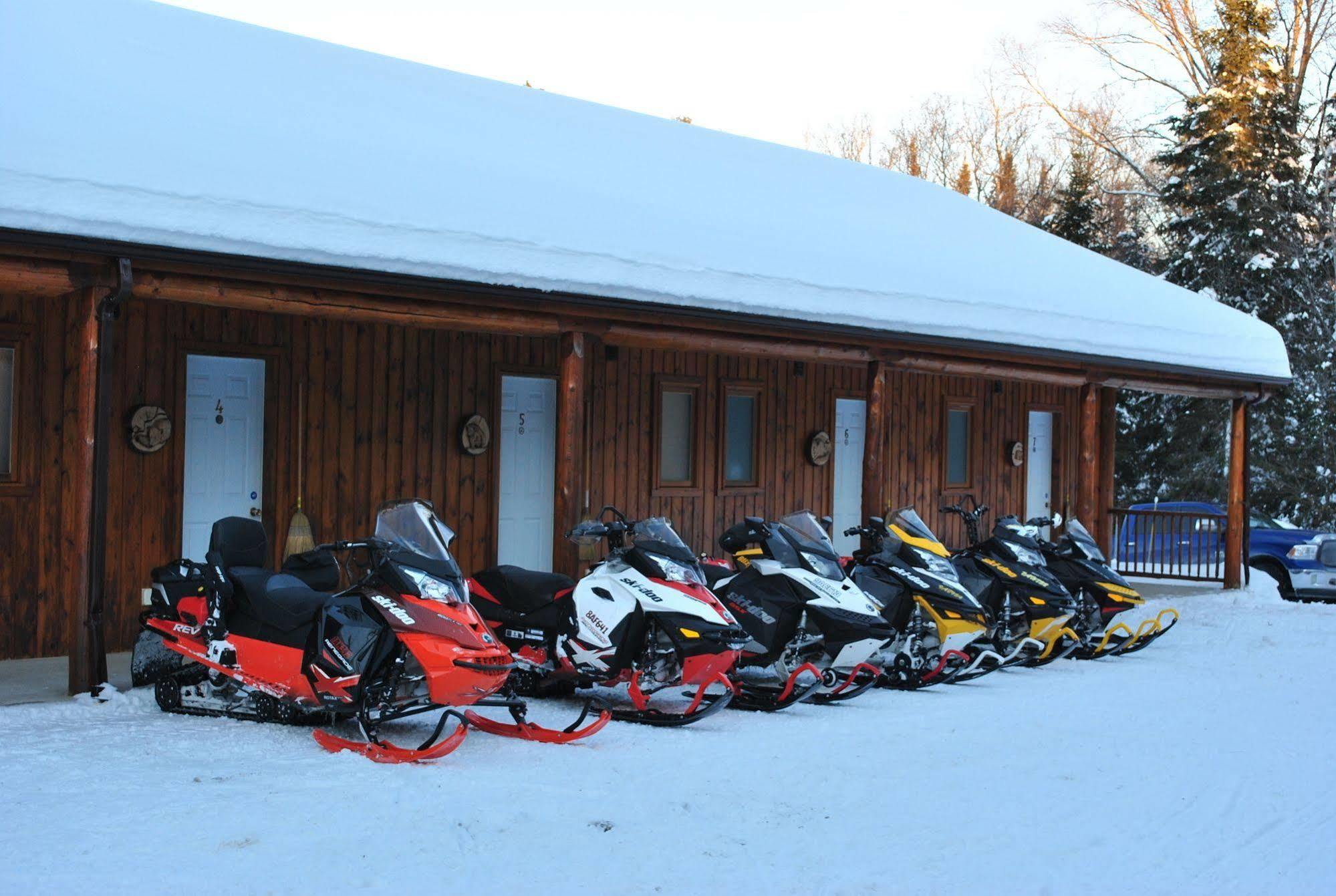 Motel Ours Bleu Lac-Saguay Kültér fotó