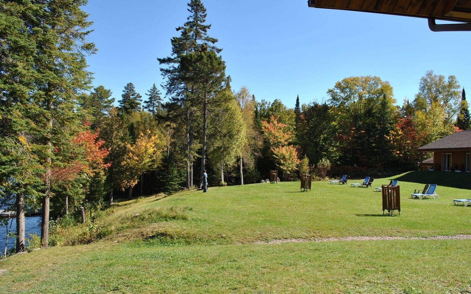 Motel Ours Bleu Lac-Saguay Kültér fotó