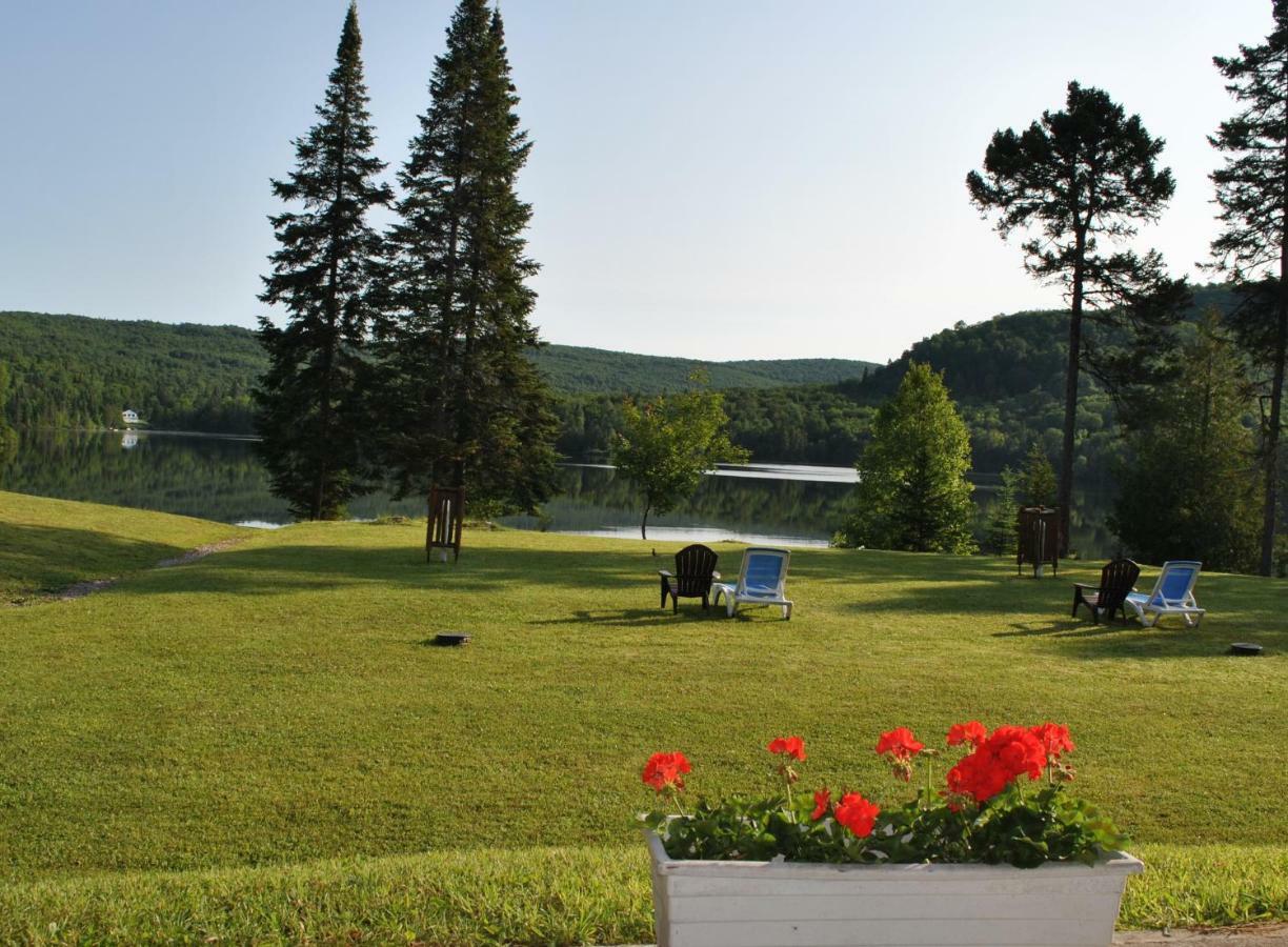 Motel Ours Bleu Lac-Saguay Kültér fotó