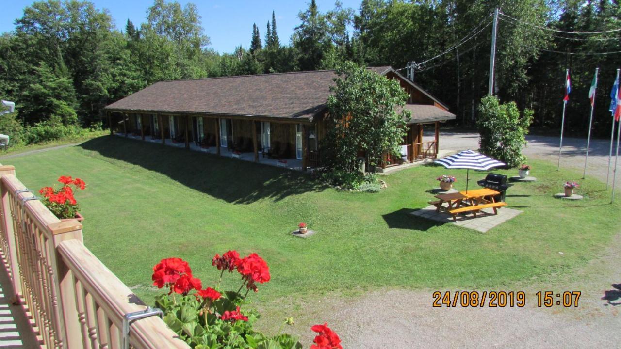 Motel Ours Bleu Lac-Saguay Kültér fotó